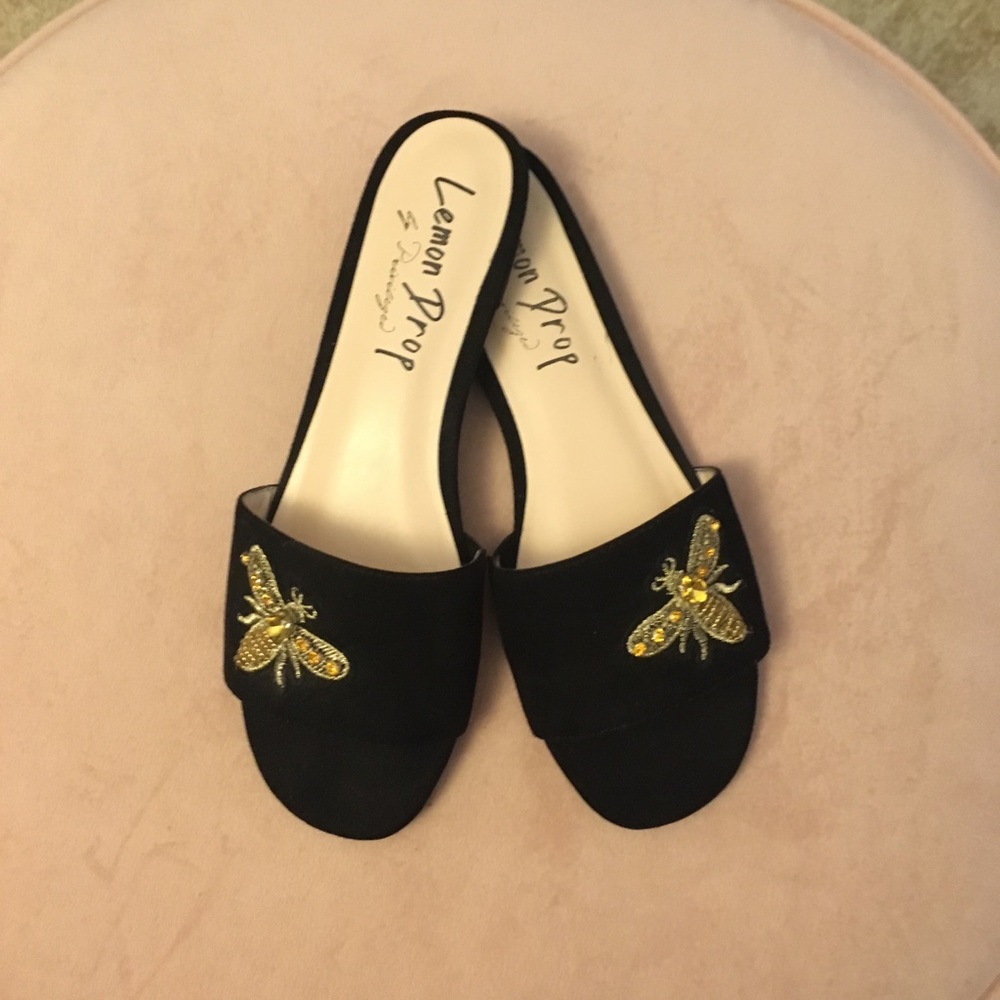 Black slide sandals with cute 🐝 NWOT